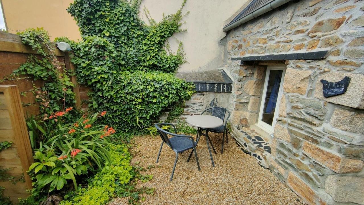 Maisonnette Avec Cour Ploubezre Extérieur photo